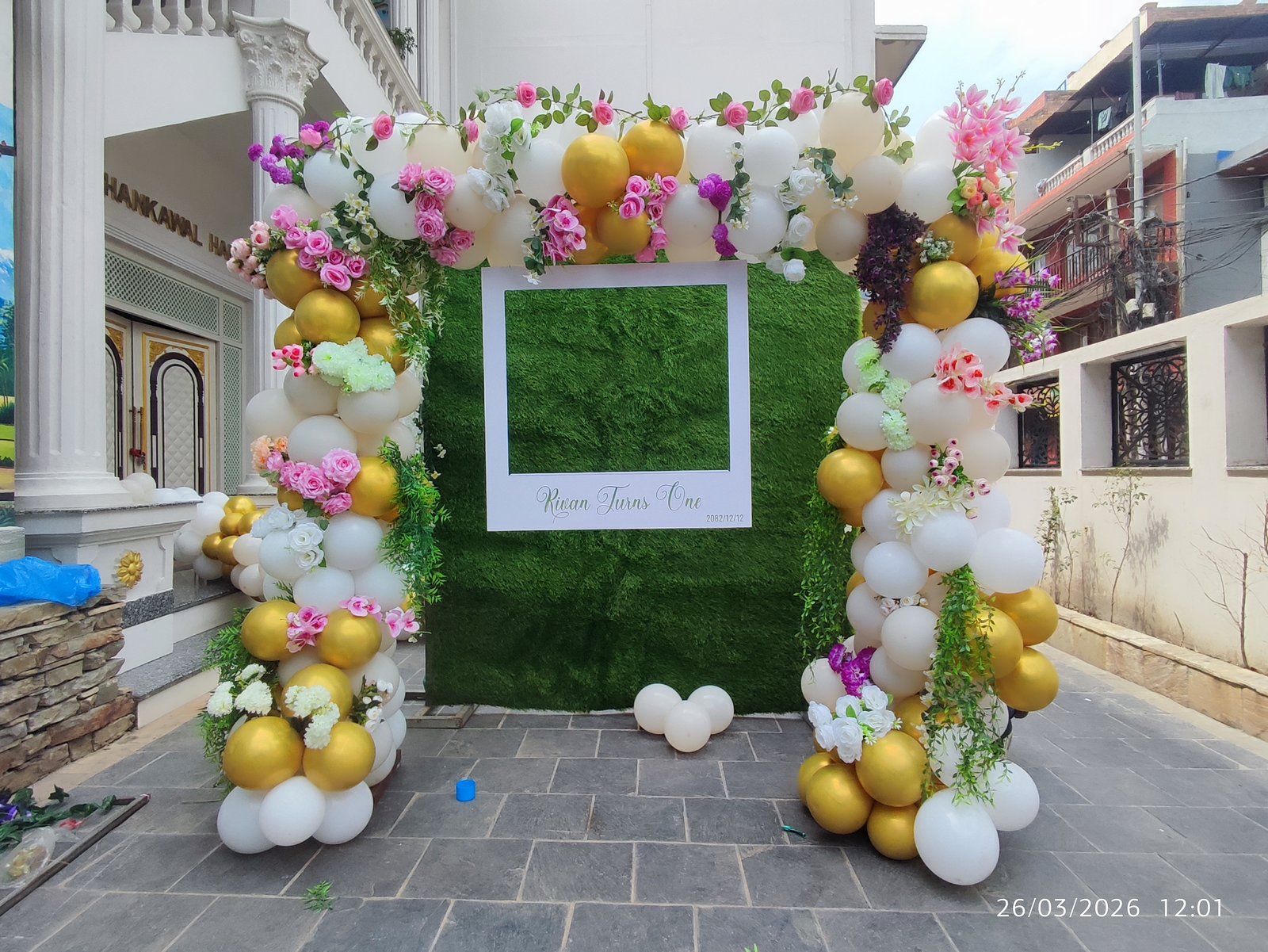 The Golden Balloon Garden Photo Booth