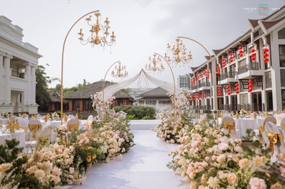 Golden Chandelier Wedding Aisle (IP44)