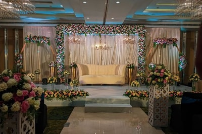 The Pure Elegance White Floral Stage (SD 208)
