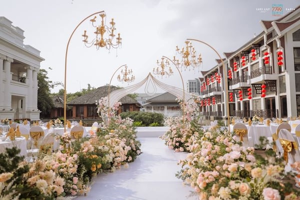 Golden Chandelier Wedding Aisle (IP44)