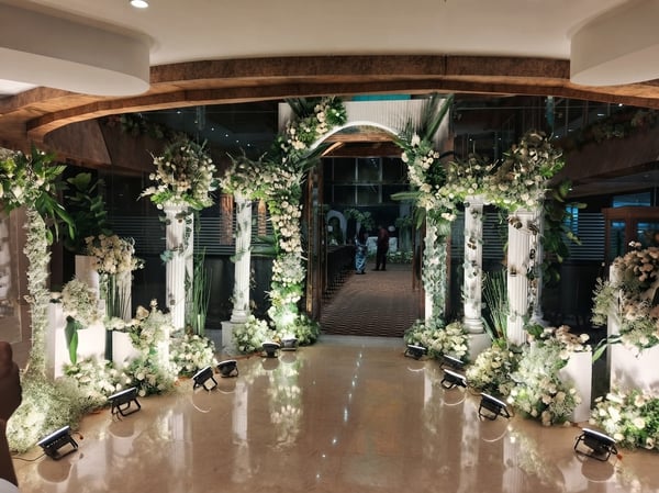 Classic Roman Pillar Floral Entryway IP 53