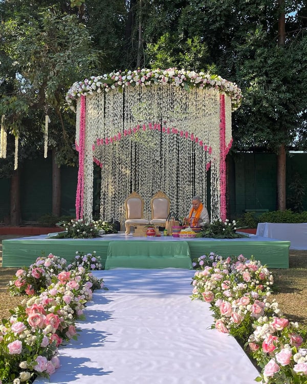 Circular Floral Cascade Mandap M 135
